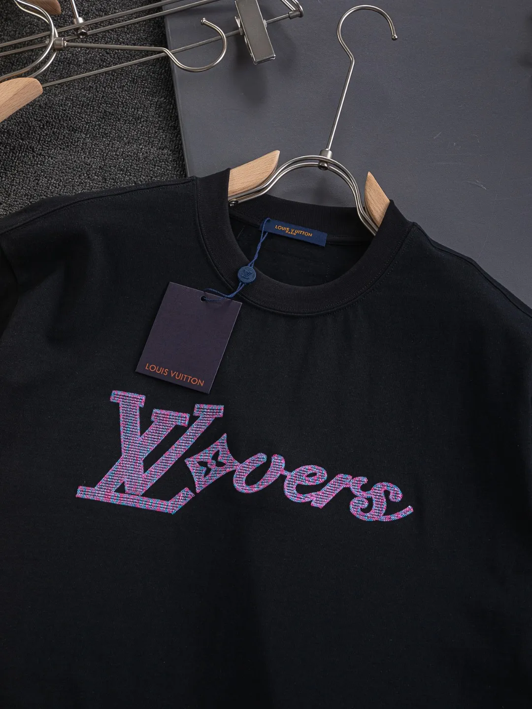 🅿️190 Louis Vuitton 1V micro-wide version S-Xl LV 25ss new product counters are on the shelves at the same time. Colorful purple letter design embroidery. Letter embroidery round neck short-sleeved T-shirt, same style for men and women! Synchronized with the official website, pure cotton fabrics at the counter! It is close to the skin and comfortable, durable and easy to wear. It has a classic and simple logo design and meticulous original craftsmanship. Short-sleeves, a must-have item for men, do not appear to be the same for the general public, but must be unique and eye-catching. This LV short-sleeve is all about quality, comfort, the same shape and fashion as always, including fabrics and cutting techniques. All of them have been made with great effort! 320 grams of washed pure cotton fabric, pure cotton is breathable, very refreshing and comfortable for daily wear. The rib knitting on the neckline is smooth and tight, and the neckline will not be skewed if you toss it at will. The loose version, you will find that it looks really good on the upper body. The overall is minimalist and neat, super versatile for daily use! Pair it casually with a pair of pants for a youthful look. A T-shirt will make your outfit crazy. It is a fashionable item that can never go wrong! Black, white, size: S-XL Size chart: S: Shoulder width 50-Bust 54-Length 70 M: Shoulder width 52-Bust 56.5-Length 72 L: Shoulder width 54-Bust 59-Length 74 XL: Shoulder width 56-Bust 61.5-Length 76